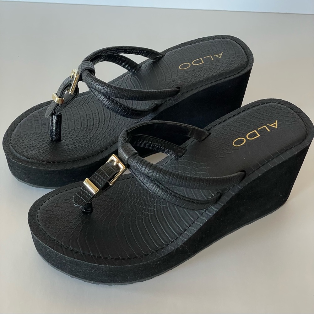 ALDO Womens Black Platform Flip-Flop Wedge Heel Shoes Gold Buckle Size 8…